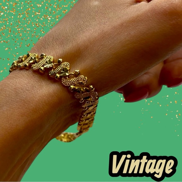 Elegant Gold Plated Vintage Bracelet - Picture 4 of 8